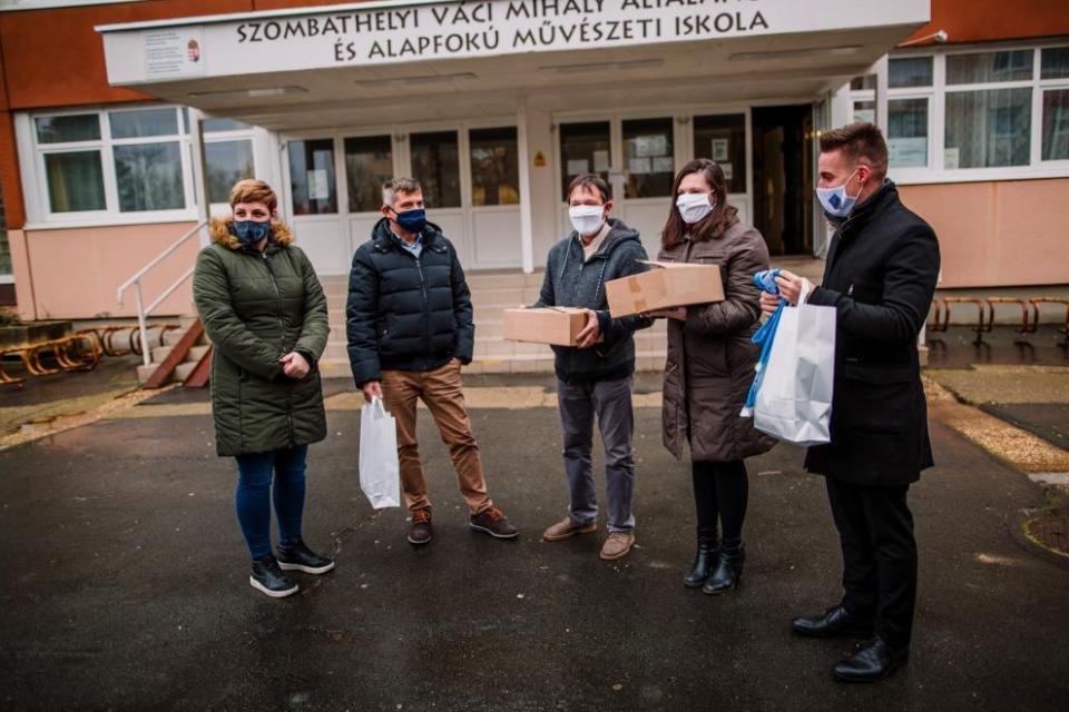 Vitamin-csomaggal kedveskedtünk a Váci Mihály Iskola tanárainak