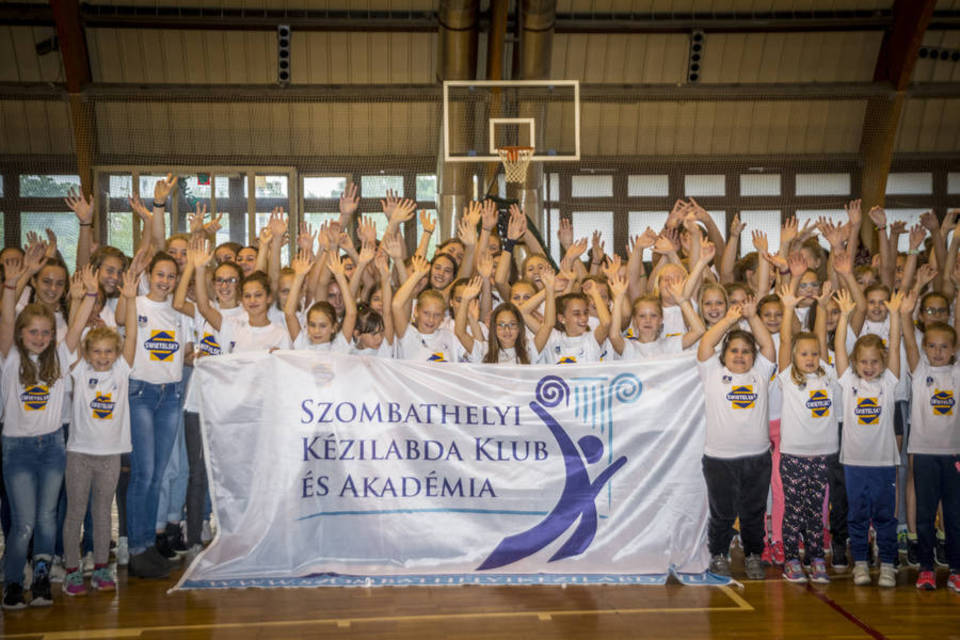 Knai klubtulajdonos tanulmnyozza akadmiai rendszernket