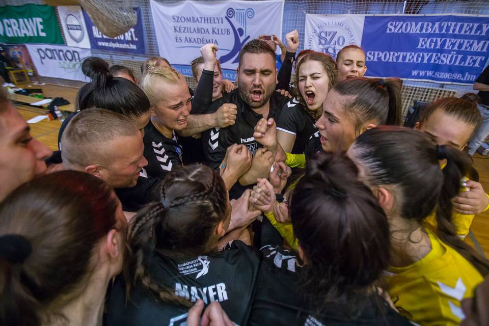 A bajnokcsapat tagjai s a szakmai stb