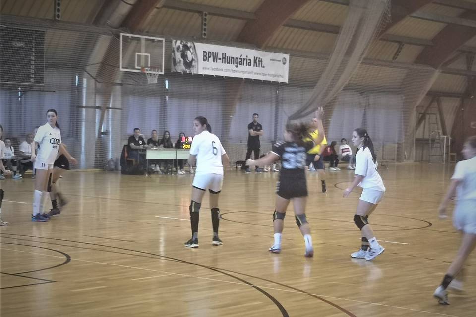 Becslettel kzdttek a lnyok