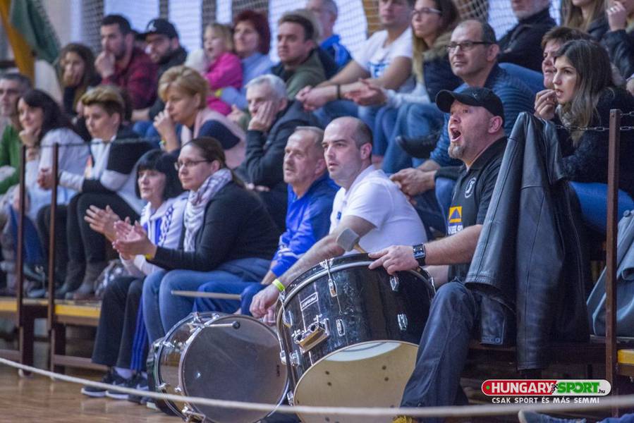 Mindenki az Egyetemi Sportcsarnokba, szurkoljunk minél többen a felnőtt csapatunknak! Mindenki az Egyetemi Sportcsarnokba, szurkoljunk minél többen a felnőtt csapatunknak!