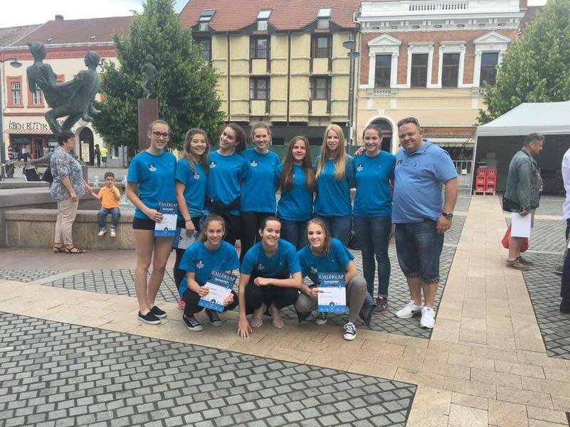 jralesztsi rekodrksrlet az SZKKA junior csapatnak tagjaival