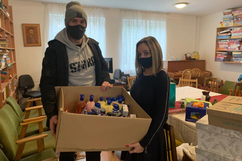 tadtuk az ajndkokat a gyermekotthon lakinak