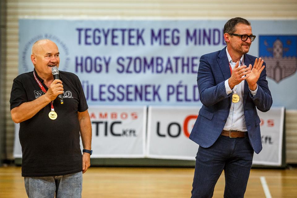 Ksznetnyilvnts Dr. Hende Csaba lekszn tiszteletbeli elnknek