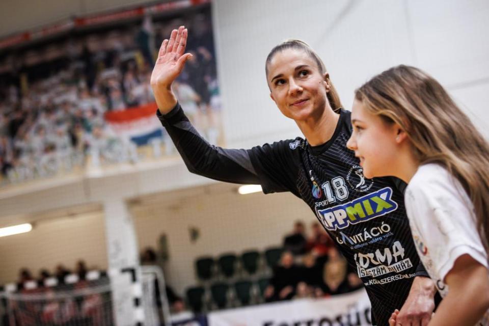 K�sz�n�nk mindent, Niki!
